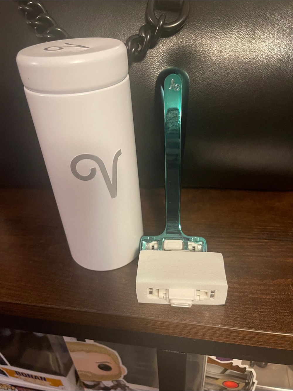 V razor with replacement blades